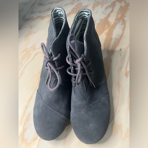 TOMS 8.5 Desert Gray suede ankle-high wedge - Picture 1 of 7
